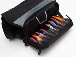 Daiwa Emeraldas Tactical Shoulder Bag (B) -Visuitrusting Winkel image 711eab23 d9d7 4dc4 b9c6 52a1a46e71b3